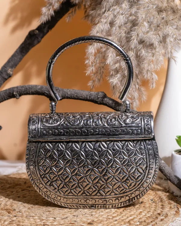 Noor_Royal_Silver_Minaudière